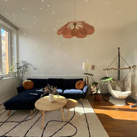 Quiet And Sunny Charming One-bedroom With Views *