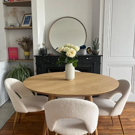 Quiet And Sunny Charming One-bedroom With Views アパート