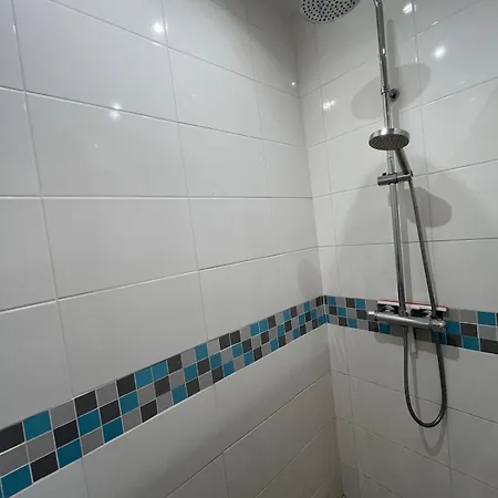 Quiet And Sunny Charming One-bedroom With Views *