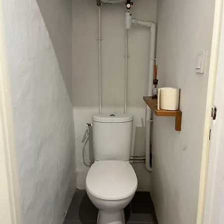 Quiet And Sunny Charming One-bedroom With Views *