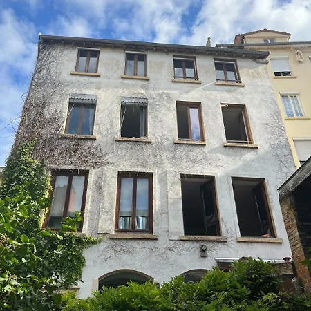 Quiet And Sunny Charming One-bedroom With Views アパート